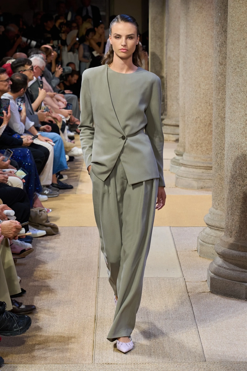 00023-giorgio-armani-resort-2027-credit-gorunway.webp