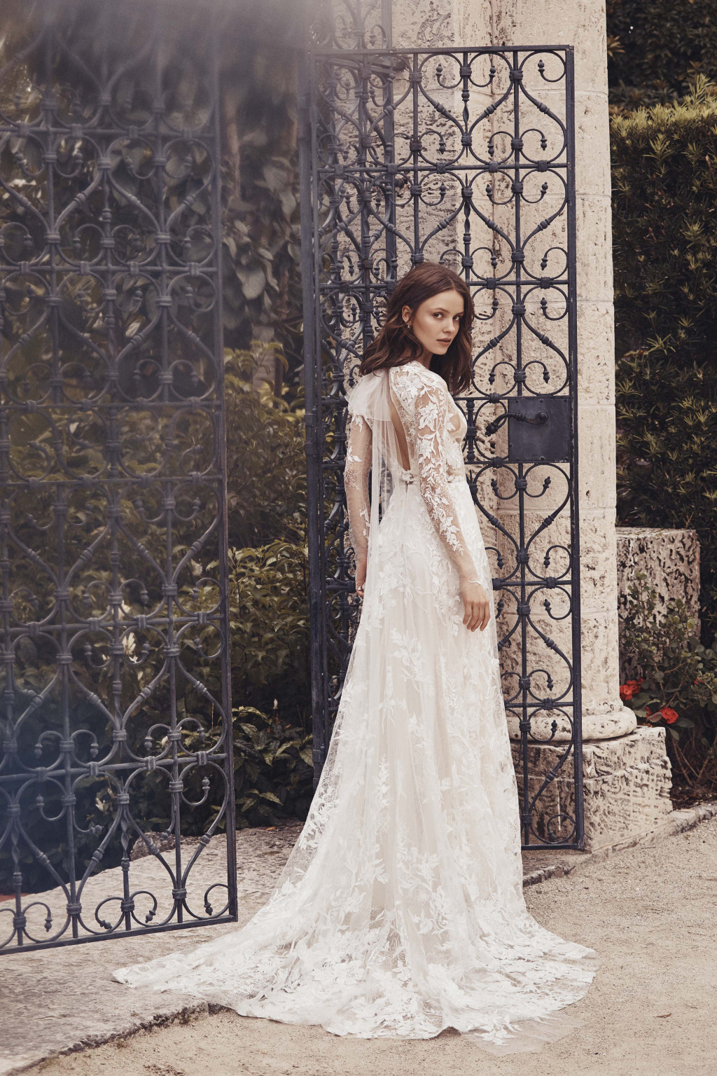 00005-Monique-Lhuillier-New-York-Bridal-Spring-2020-credit-Jennifer-Massaux.jpg