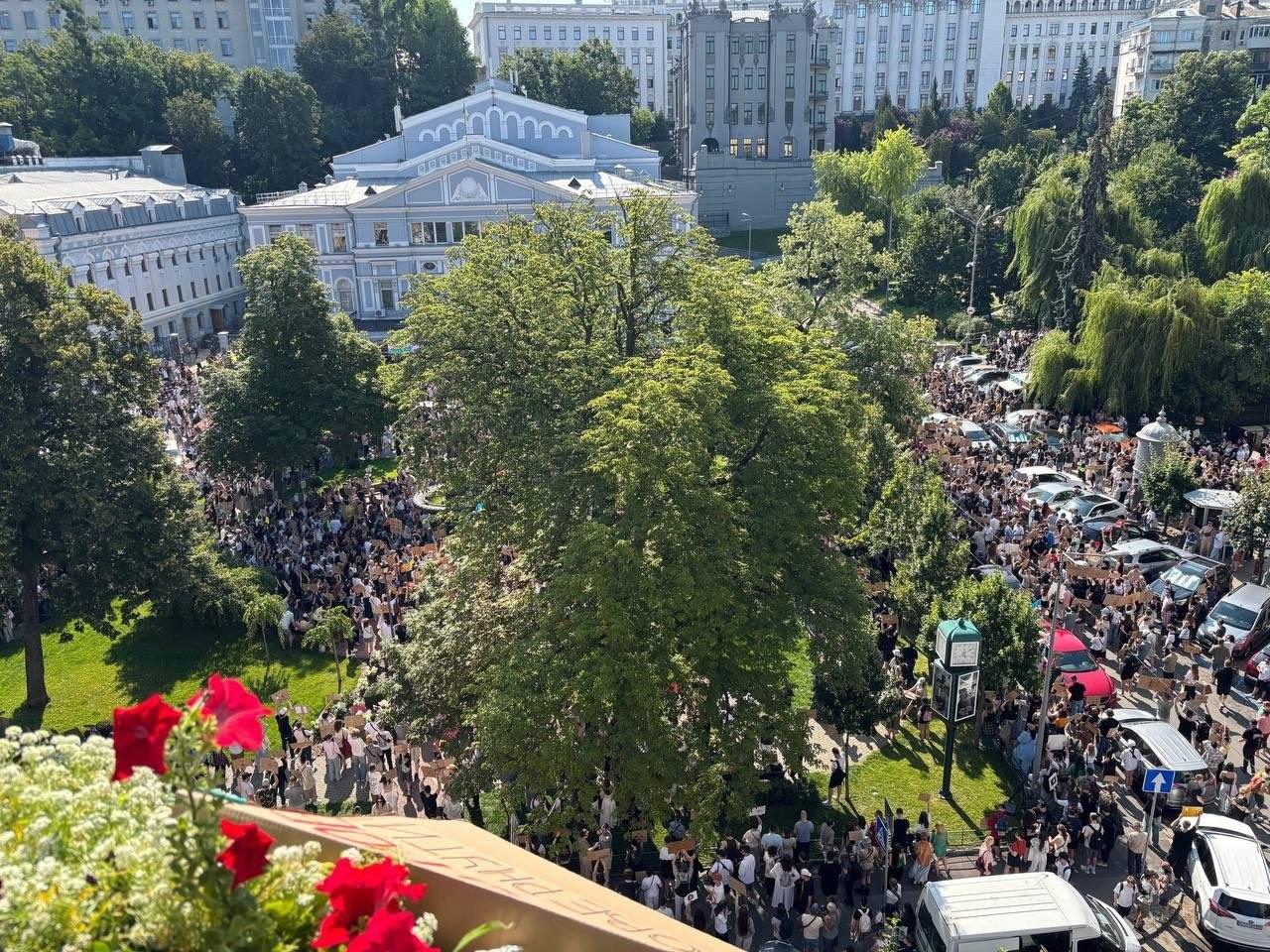 В Украине протестуют из-за отставки министра обороны и новых атак на Россию