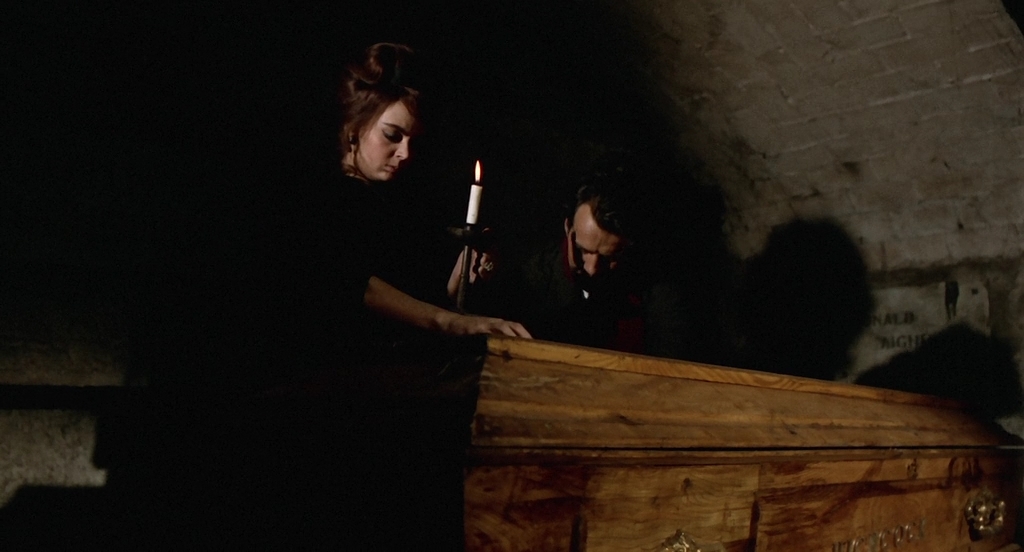 Призрак.1963.BDRip AVC msltel.mkv_snapshot_00.44.34.642.jpg