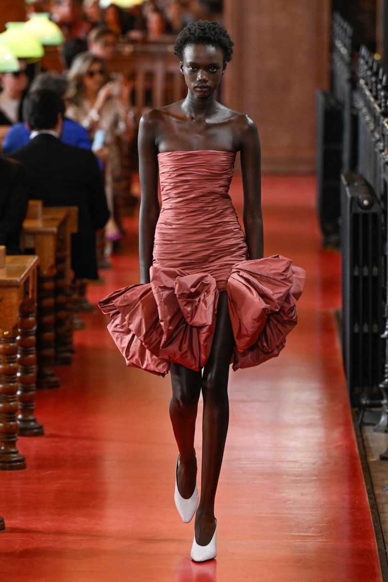 valentino-spring-27-rtw-pfw-r-gg-003.jpeg